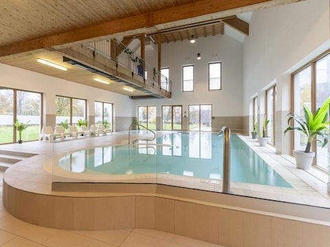 Ferienpark Luxuriöses Chalet in Obertraun mit Pool