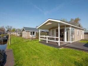 Holiday park Lodge with an electric sloop in Giethoorn Centre - Giethoorn - image1