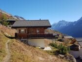 Chalet im Herbst mit Blick zur Lötschenlücke