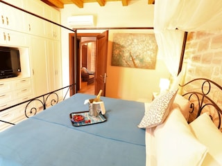 Schlafzimmer mit DB, TV, AC, Terrasse, Bad en Suite