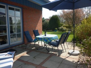 Terasse mit Blick in den Garten