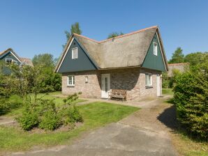 Vakantiepark Leuke rietgedekte villa met afwasmachine in een natuurgebied - Paasloo - image1