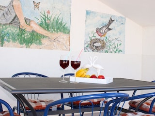 Terrasse Esstisch bedeckt