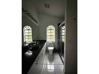 Masterbath 1 Ensuite