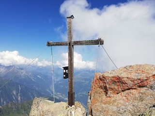 Das Gipfelkreuz der Ahornspitze