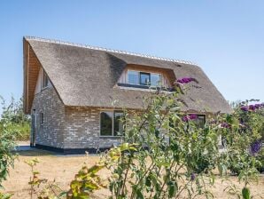 Holiday park Thatched villa only 1.2 km from the sea - Den Burg - image1