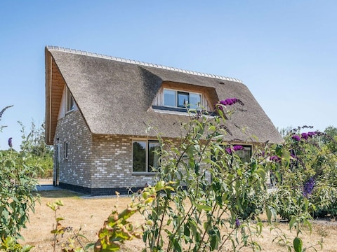 Ferienpark Charmante Reetdachvilla auf Texel