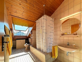 Ferienwohnung 6, Bad mit Dusche & Badewanne