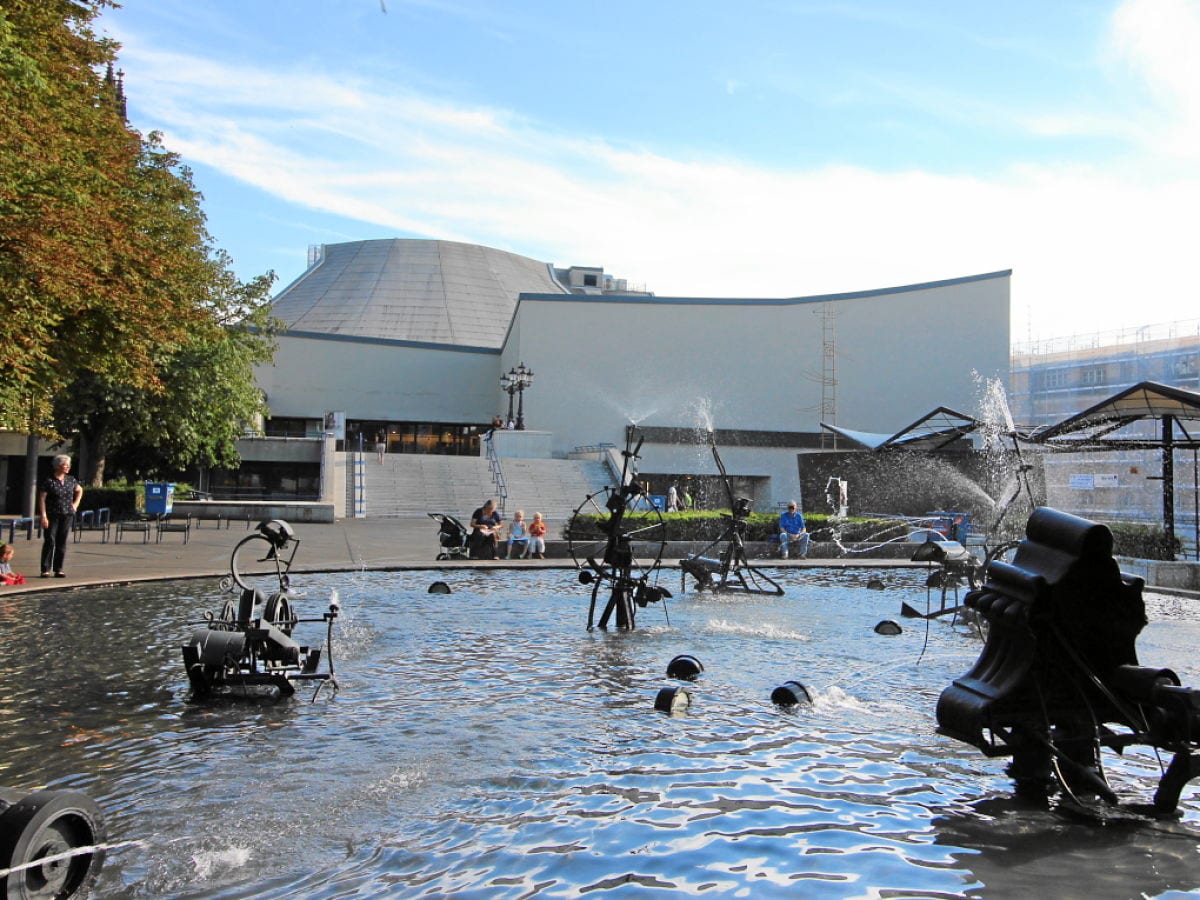 Tingueley Brunnen und Theater Basel