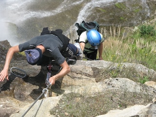 Klettern beim Wasserfall in Umhausen