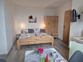 Doppelbett mit Kleiderschrank