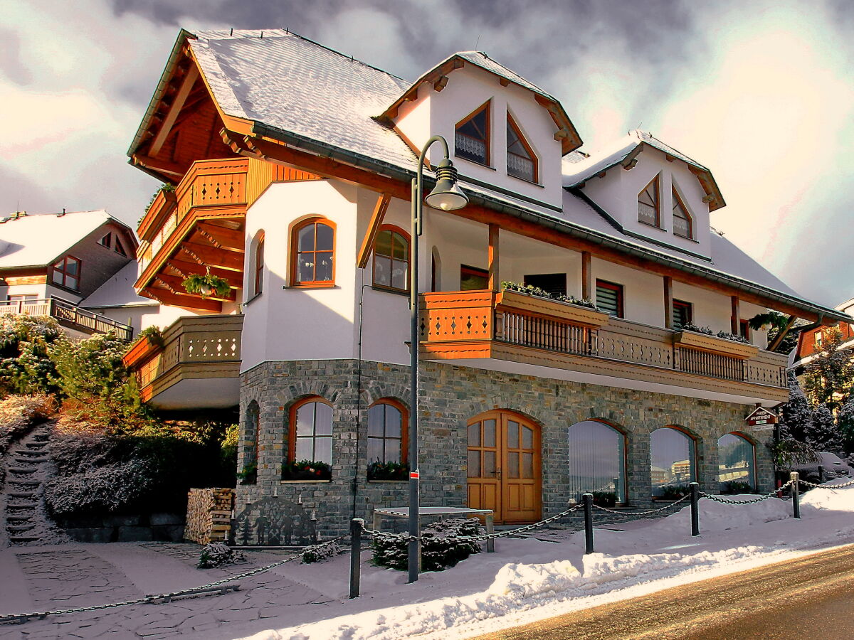 Haus im ersten Schnee