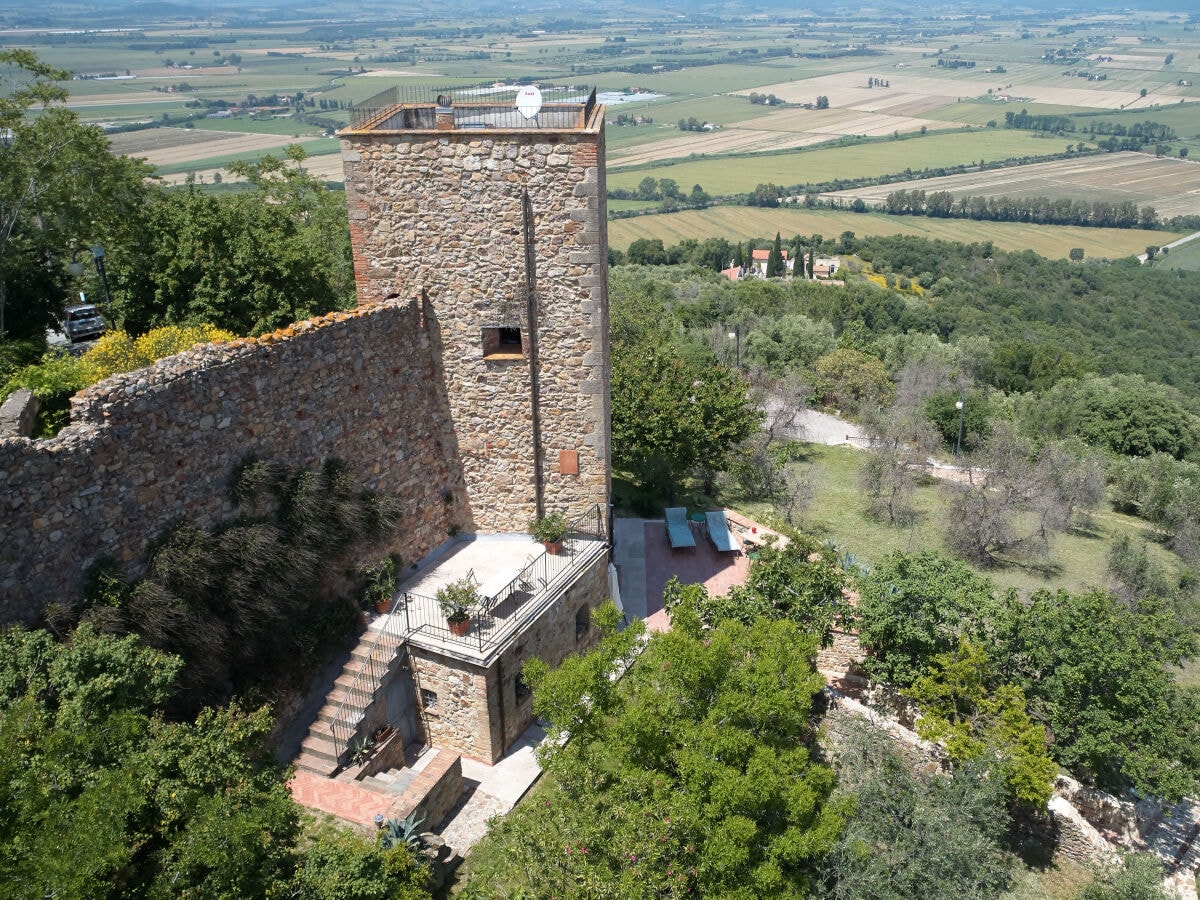 Der Turm außerhalb der Burgmauern