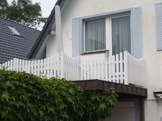 Ein zweiter, rückwärtiger Balkon lädt zur Abendsonne