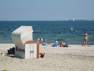 Baden Sie und lassen Sie die Kleinen im Strand spielen