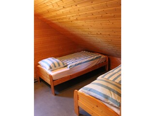 Schlafzimmer mit zwei Einzelbetten im Obergeschoss
