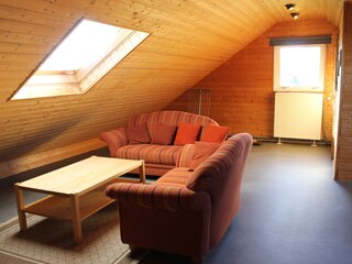 Geräumige Landung mit Fernseher, Sofas und Esstisch