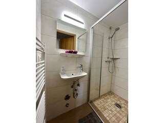 Bad 2 mit Dusche