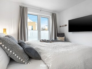 Schlafzimmer mit Flachbild-TV