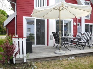 Großzügige Terrasse mit Sonnenschirm