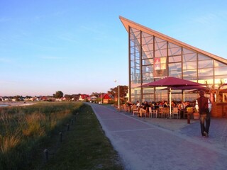 Promenade mit Ostseeperle am Abend