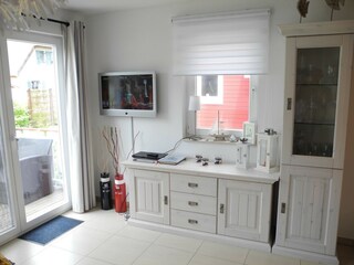 Wohnbereich mit Smart-TV und Terrassenzugang