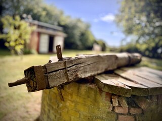 Fahrradschuppen im Hintergrund