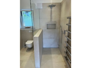 ebenerdige breite Dusche