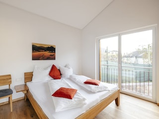 Schlafzimmer mit großem Bett
