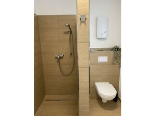 Dusche mit Toilette