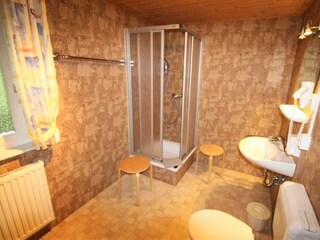 Bad sowohl Erd- wie auch Obergeschoß