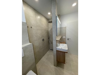 Modernes Bad mit bodentiefer Dusche