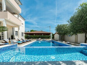 Villa Ines omringd door wijngaarden en olijfbomen