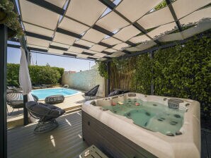 Villa Ksenija met verwarmd zwembad