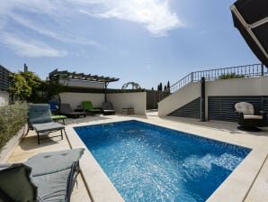 Villa Azzurro with jacuzzi and pool