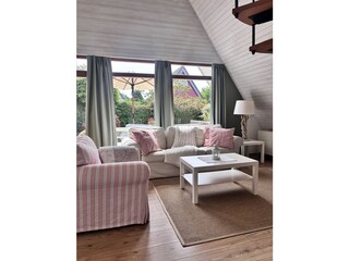 Wohnzimmer mit Blick in den Garten