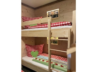 Tierische Träume im Hochbett mit Esel- und Katzenmotiv