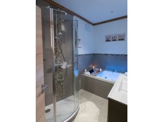 „Ihre Wellness-Oase: Luxusbad mit Dusche & Whirlwanne“-