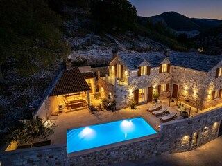 Traditional and luxurious 4-bedroom villa with pool