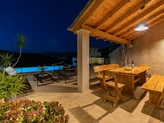 Covered dining area, with magnificent views of the pool