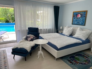 Schlafzimmer mit direktem Zugang zum Pool