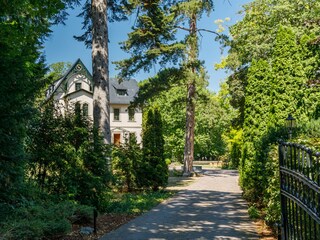 Zufahrt zur Design-Villa mit Herz, abseits der Massen