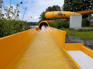 Kostenlose Wasserrutsche am See im Sommer