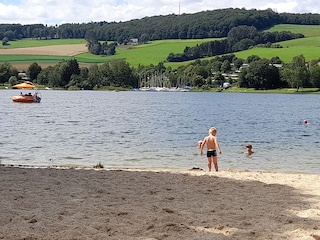 Sandstrand auf Feriendorf Seite