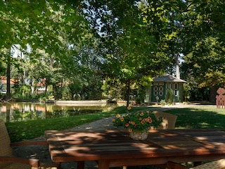 Naturteich mit Pavillon und Terrasse