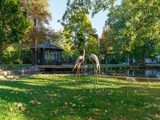 Naturteich mit Pavillon und Terrasse