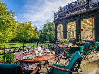 Blick von der Terrasse in den Park