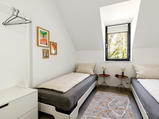 kleines Schlafzimmer mit zwei beweglichen Einzelbetten