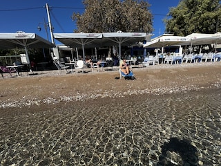 Strand mit Tavernen im nächsten Dorf, Selianitika