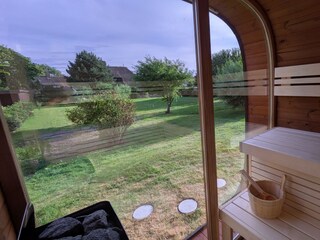Gartensauna mit voll verspiegeltem Panoramafenster